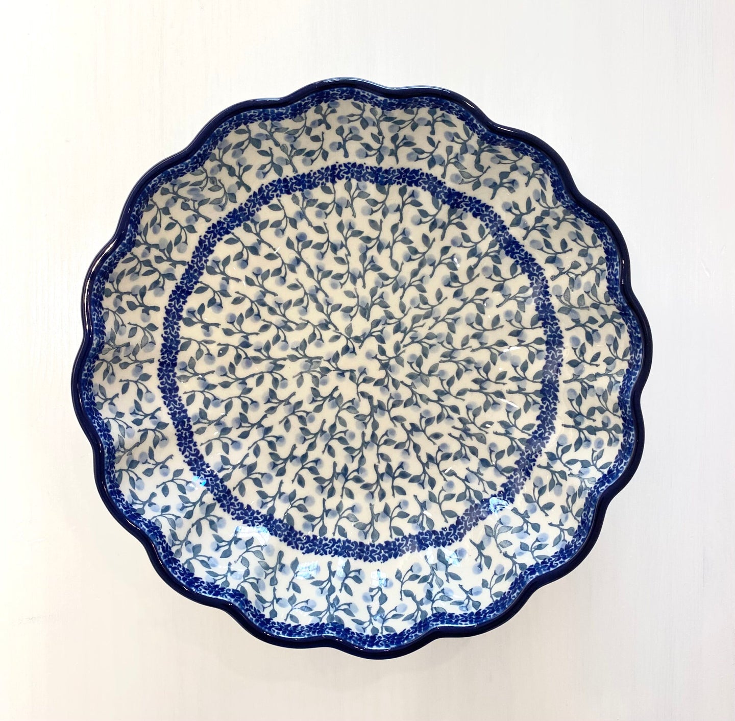 Flat bowl with wavy edges 1l - juniper